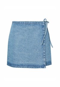 Jeansomslag kjol i ljusblått, med knytbar midja, rak passform och fransad fåll. Slät yta med minimal sömnadsdetaljer.