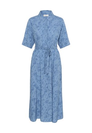 Robe bleu clair avec des manches courtes, fermeture à boutons et une ceinture à nouer à la taille. Présente un motif floral subtil sur l'ensemble du tissu.