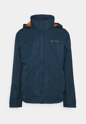 Mørkeblå vandtæt jakke med orange foer, høj krave, hætte, frontlynlås og gul Vaude-logo på bryst og ærme.