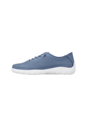 Niebieski perforowany skórzany sneaker z białą elastyczną podeszwą, niskim krojem i wiązaniem na sznurówki, widoczny z boku.