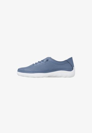 Blauwe geperforeerde leren sneaker met witte flexibele zool, lage top en vetersluiting, zijaanzicht.
