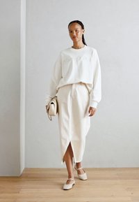 Marc O'Polo LOGO EMBROIDERY AT FRONT - Mikina - salty white