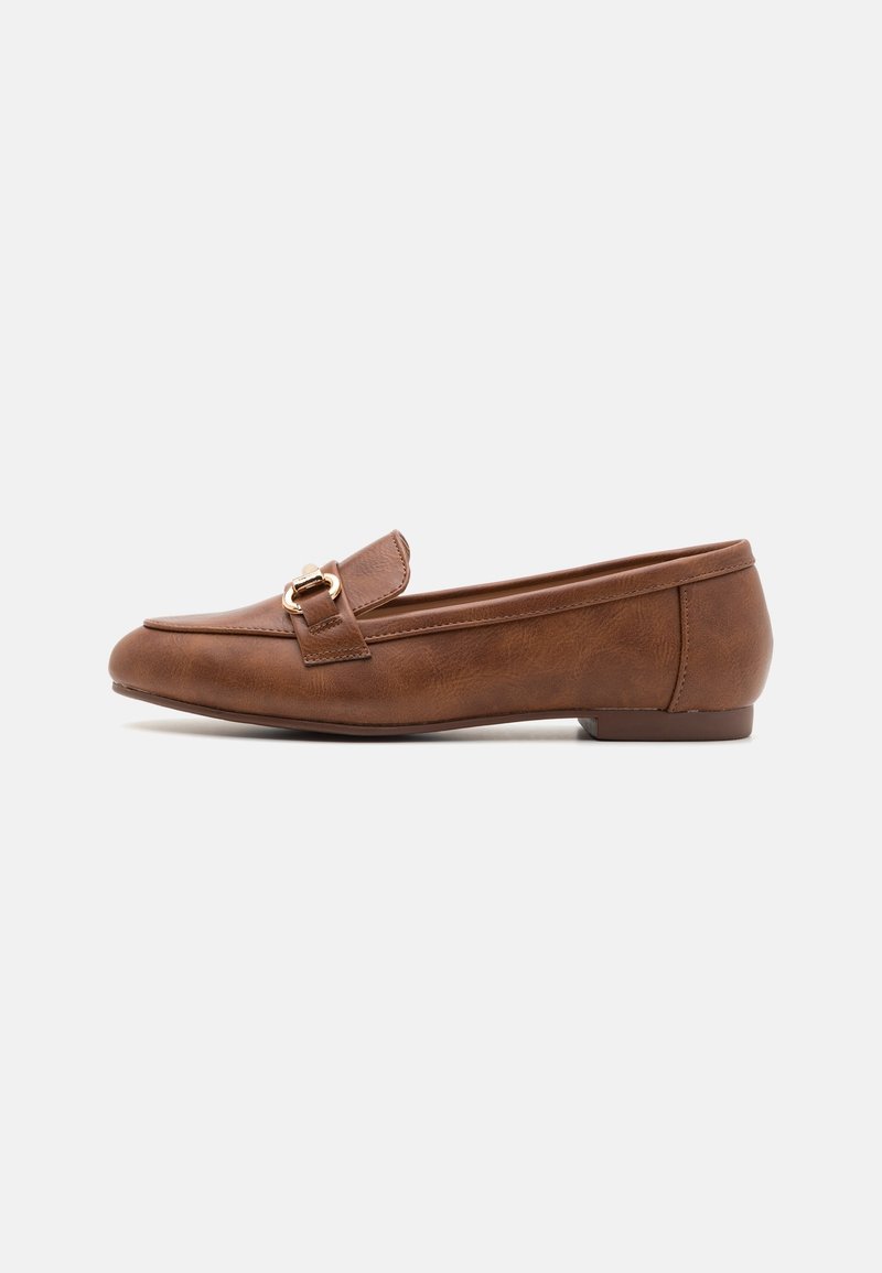 Mocassin plat en cuir marron avec détail de boucle dorée sur le dessus, talon bas et bout arrondi, visible de côté sur fond blanc.
