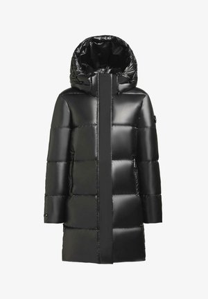 Mustmust must coat läikiva, pehmendatud disainiga. Omab kõrget kraet, tõmblukuga sulgemist ja küljetaskuid. Kapuutsiga, kaasaegse ja voolujoonelise siluetiga.