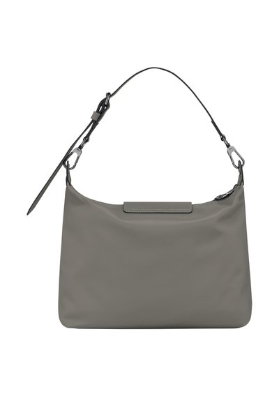 Graue synthetische Schultertasche mit glatter Oberfläche, flacher Klappe und verstellbarem Trageriemen mit silbernen Hardware-Accessoires.