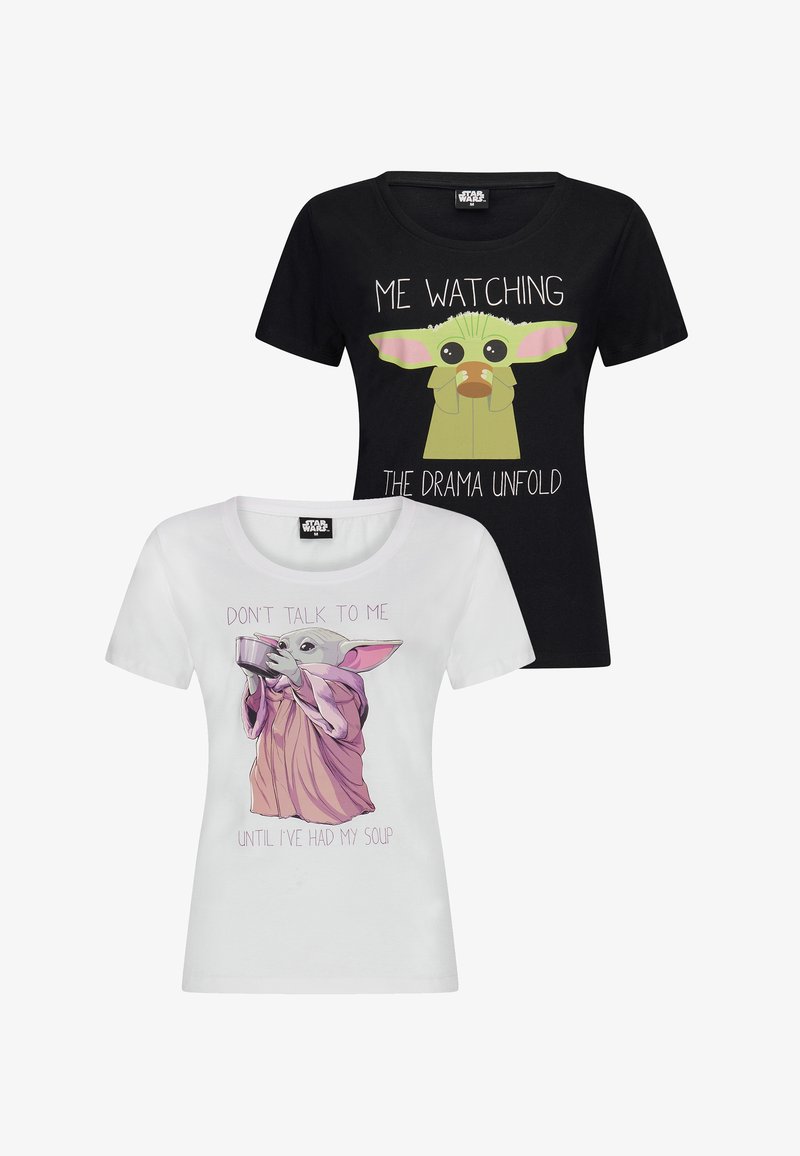 Dos camisetas apiladas: negra con un gráfico verde y rosa, "Yo mirando el drama desarrollarse"; blanca con un gráfico rosa, "No me hables hasta que haya tomado mi sopa."