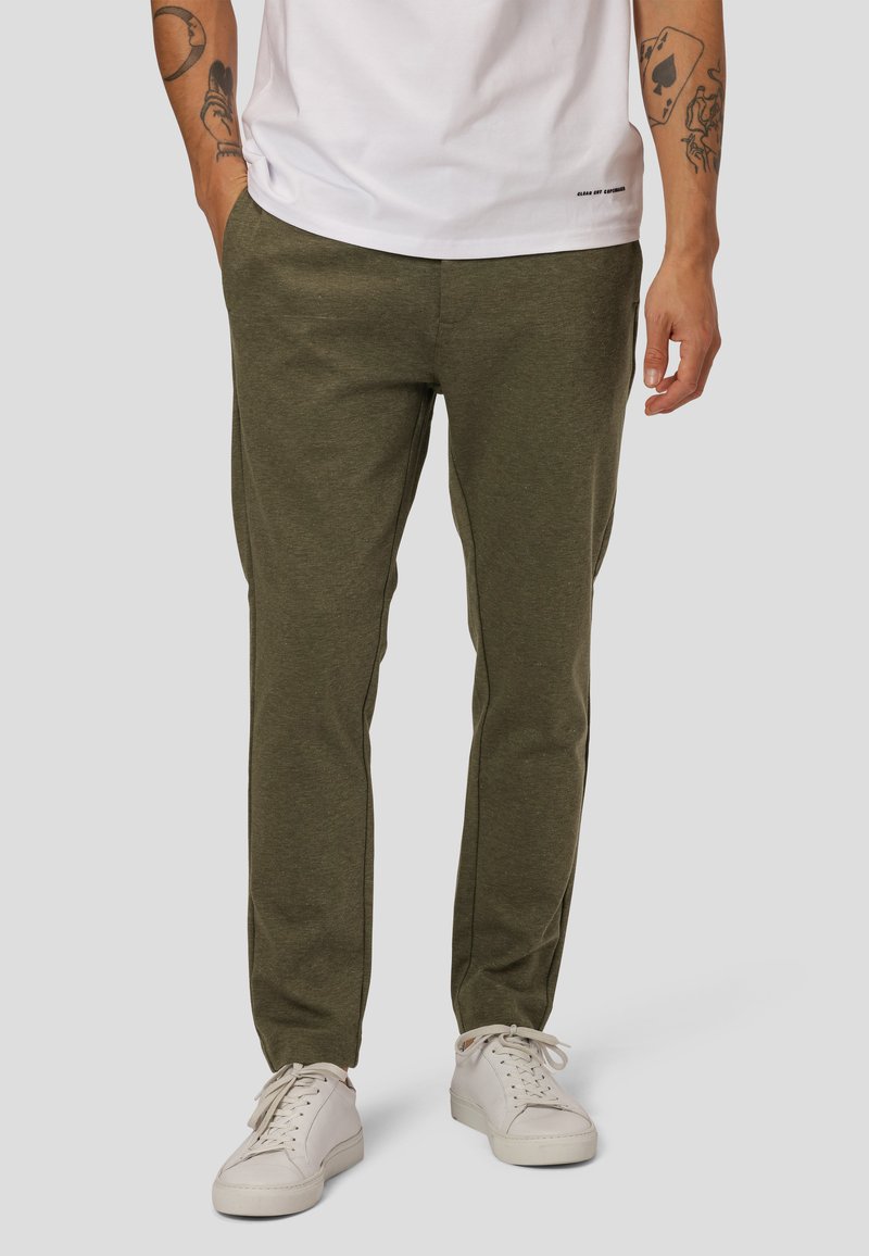 Herren Chinos | Clean Cut Copenhagen MILANO JERSEY PANTS Chino dusty green mel/grün - RH28398 Herren Chinos | Clean Cut Copenhagen MILANO JERSEY PANTS Chino dusty green mel/grün - RH28398