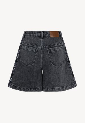 Zwarte denimshorts met twee achterzakken, riemlussen en gebrande zijkanten met de naam "BIZUU", weergegeven tegen een witte achtergrond.