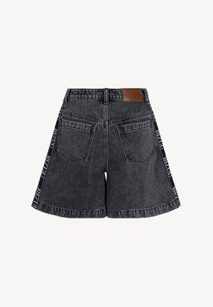 Zwarte denimshorts met twee achterzakken, riemlussen en gebrande zijkanten met de naam "BIZUU", weergegeven tegen een witte achtergrond.