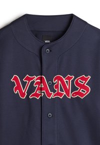 Maglietta in rete blu navy con colletto arrotondato, con il logo "VANS" ricamato in rosso sulla parte anteriore e due bottoni blu.