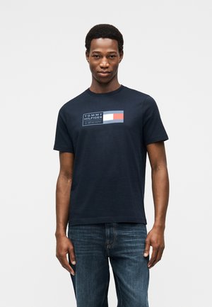 Tommy Hilfiger, LOGO JERSEY CREW NECK T-SHIRT - T-shirts print - desert sky