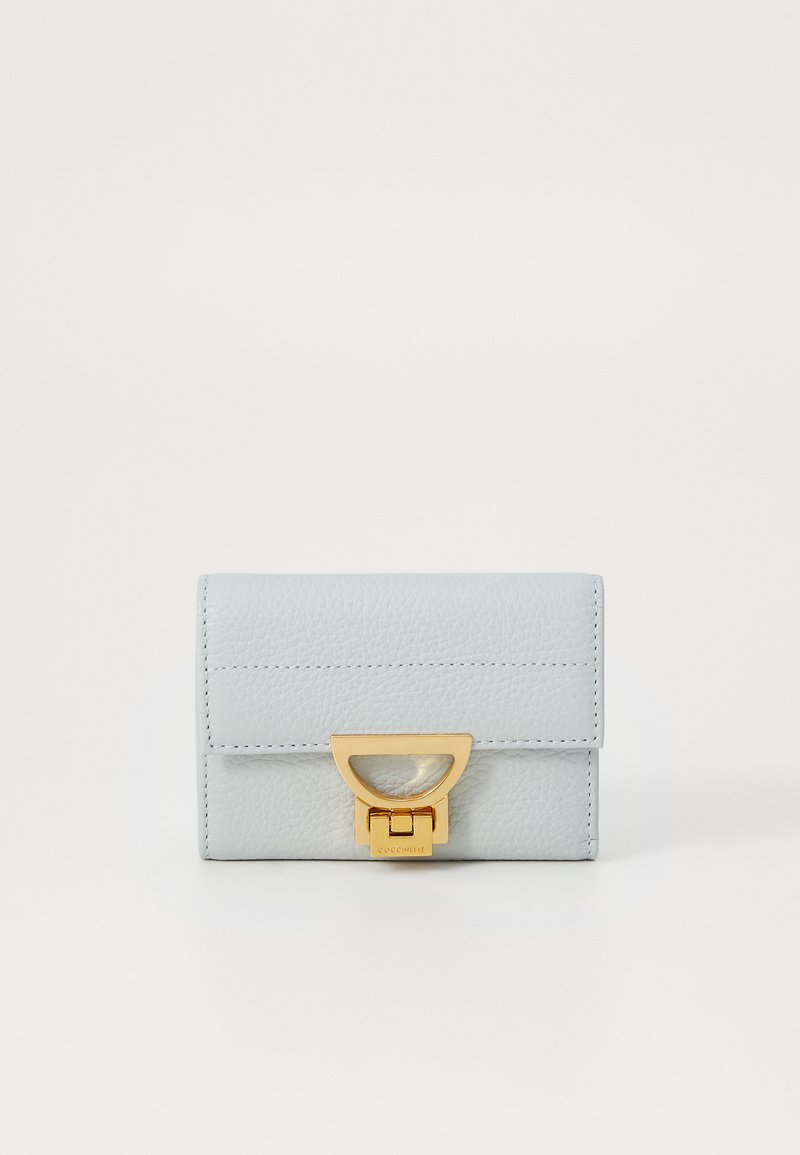 Portefeuille en cuir bleu clair avec une finition texturée, arborant un fermoir doré et une forme rectangulaire, fermé par un rabat horizontal.