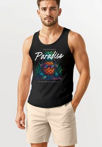 Schwarzes Tanktop mit einem farbenfrohen Grafikdesign eines Ananases, der Kopfhörer und Sonnenbrille trägt, mit dem Text "Paradiso" und tropischen Akzenten.