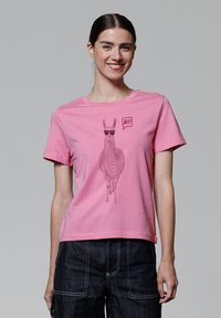 Roze katoenen t-shirt met een lama-grafiek die een zonnebril draagt en een spraakballon met "HI!" op de voorkant, korte mouwen.