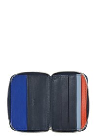 Portafoglio con zip e più slot per carte. Realizzato in pelle liscia di colore blu navy, blu reale, azzurro e rosso. Design rettangolare compatto.