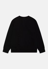 Sudadera negra con cuello redondeado, mangas largas, puños y dobladillo acanalados, con una textura de tela lisa y un diseño minimalista.