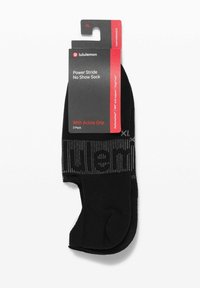 Mustat ei-näkyvät sukat, joissa on aktiivinen pito-ominaisuus, sileä pinta ja hillitty brändäys lineaarisessa kuviossa. Kolmen paketti.