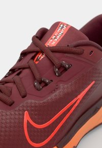 Nike Performance JUNIPER - Chaussures de running - dark team red/hyper crimson/burgundy crush/sail