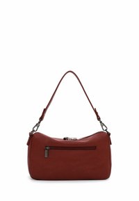 Rote Leder-Schultertasche in geschwungener Form, mit Reißverschluss oben und einer äußeren Reißverschlusstasche. Ausgestattet mit einem schlanken, doppelten Tragegurt mit Metallbeschlägen.