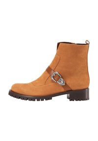 Botină din suede bej, cu fermoar lateral, curea din piele maro și detaliu cu cataramă argintie, material texturat și talpă din cauciuc masiv.