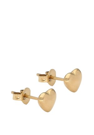 Para małych kolczyków w kształcie złotych serduszek z zapięciami na sztyft na białym tle.