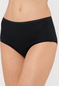 Černé krátké kalhotky s vysokým pasem vyrobené z měkké, elastické tkaniny s hladkým pasem a zaoblenými otvory na nohy. Jednoduchý, jednobarevný design.