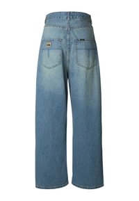 Svetlo modre široke kavbojke iz jeansa z izbledelim učinkom, dvema zadnjima žepoma in etiketo "Lois" na desnem žepu.
