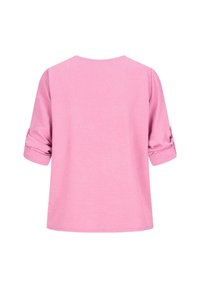 T-shirt leggero rosa con collo rotondo e maniche a tre quarti. Dettaglio delle maniche arrotolate e tessuto testurizzato. Vista posteriore solo.