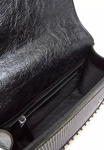 Interno della borsa in pelle nera con tasca con zip, texture morbida e dettagli di branding sottili. Forma strutturata e design spazioso.