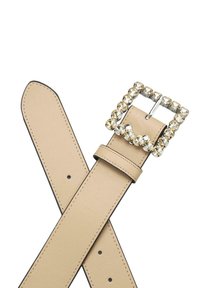 Cinturón de cuero beige con una hebilla cuadrada de plata adornada con strass claros, con una textura suave y agujeros ajustables.