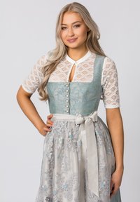 Das Kleid verfügt über einen hellblauen Oberteil mit kunstvollen Mustern, weißen Spitzenkurzärmeln und einem durchsichtigen grauen Rock mit floralen Stickereien sowie einem Taillenband.
