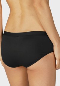 Czarne slipy o gładkiej fakturze, niski stan i minimalne szwy. Projekt charakteryzuje się klasycznym krojem, zapewniającym wygodne dopasowanie.