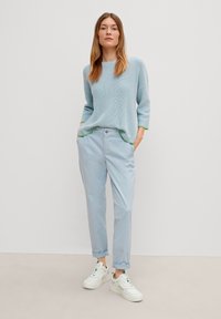 comma casual identity REGULAR  MIT GARMENT DYE - Pantalon classique - hellblau