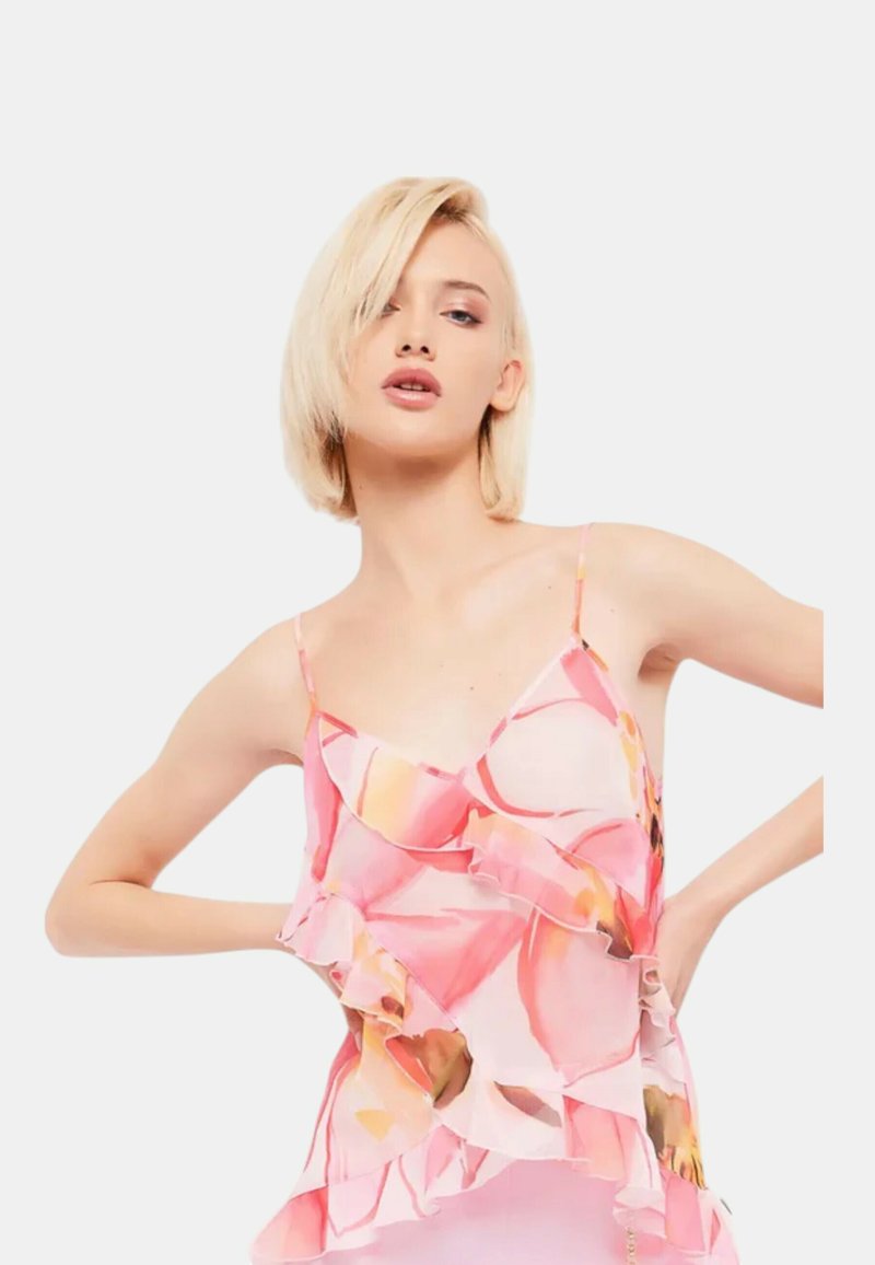 Camisola floreale rosa con spalline sottili, balze sovrapposte e un tessuto leggero e trasparente. Presenta un morbido motivo acquerello di petali.