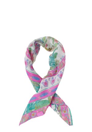 Lekki szal z różowymi, zielonymi i niebieskimi wzorami kwiatów i liści, luźno skręcony z widoczną fakturą tkaniny na białym tle.