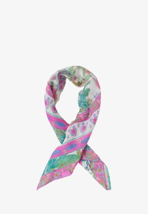 Lekki szal z różowymi, zielonymi i niebieskimi wzorami kwiatów i liści, luźno skręcony z widoczną fakturą tkaniny na białym tle.