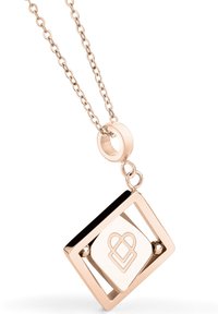 Rose gold halskæde med en rektangulær vedhæng, der har sorte accenter og et logo i midten. Kædelinker er jævnt fordelt.