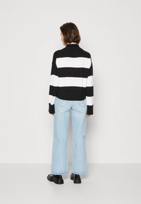 Calvin Klein Jeans LABEL CHUNKY SWEATER - Svetrík - black/bright white
