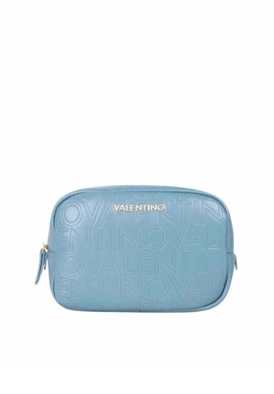 Pochette Valentino bleu clair avec motif logo répété en relief et tirette de fermeture éclair dorée sur fond blanc.