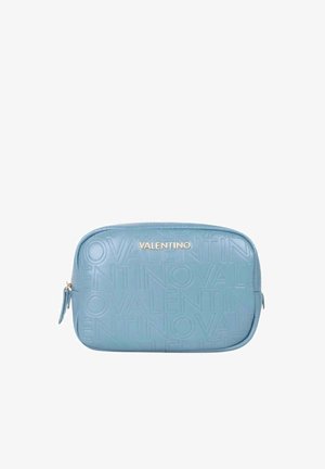 Pochette Valentino bleu clair avec motif logo répété en relief et tirette de fermeture éclair dorée sur fond blanc.