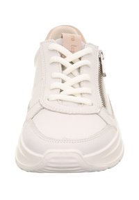 Białe sneakersy o gładkiej fakturze, z sznurowadłami oraz zamkiem błyskawicznym z boku. Zaokrąglony dziób i amortyzowana podeszwa. Wykończone jasnobeżowym panelem.