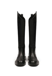 Bottes noires en cuir allant jusqu'au genou avec une surface lisse, un bout rond et une découpe sculptée en haut. Comprend une languette pour un enfilage facile et une semelle en caoutchouc épaisse.