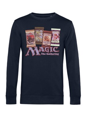 Marineblauw sweatshirt met lange mouwen, featuring een graphic van vijf Magic: The Gathering kaartpakketten en de merknaam in vetgedrukte letters.
