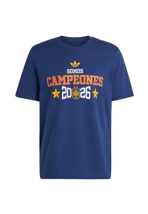 Granatowy t-shirt z "Somos Campeones 2026" w kolorze pomarańczowym i białym, z dwoma żółtymi gwiazdami i centralnym emblematem pod tekstem.