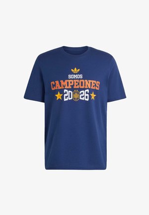 Granatowy t-shirt z "Somos Campeones 2026" w kolorze pomarańczowym i białym, z dwoma żółtymi gwiazdami i centralnym emblematem pod tekstem.
