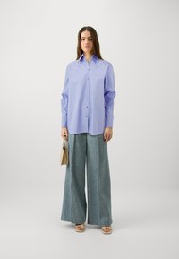 KARL LAGERFELD SIGNATURE COLLAR - Blusa com botões - sweet lavender