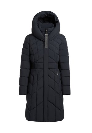 Lange zwarte gewatteerde winterjas met grote capuchon en ritssluiting aan de voorkant, met diagonale en horizontale stikpatronen en zijzakken.