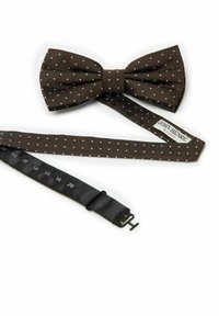 Brun prickig fluga gjord av texturerat tyg, i kombination med ett matchande justerbart band med måtttryck i vitt.