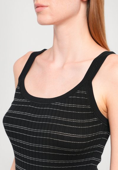 Svart tank topp med ribbet tekstur og sølv horisontale striper samt tykke stropper, designet for en tettsittende silhuett.