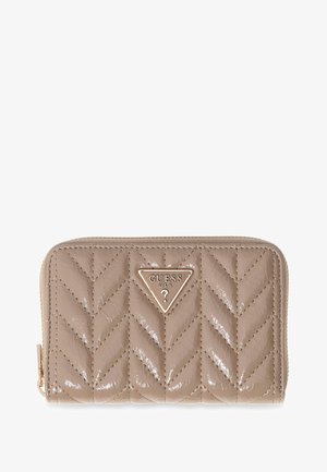 Portefeuille matelassé taupe avec des surpiqûres diagonales, logo triangulaire doré Guess USA, et une fermeture éclair sur les bords supérieur et droit.